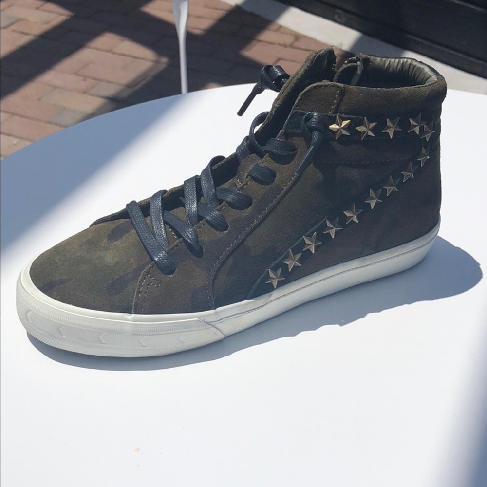 Hightop camo tennis shoe